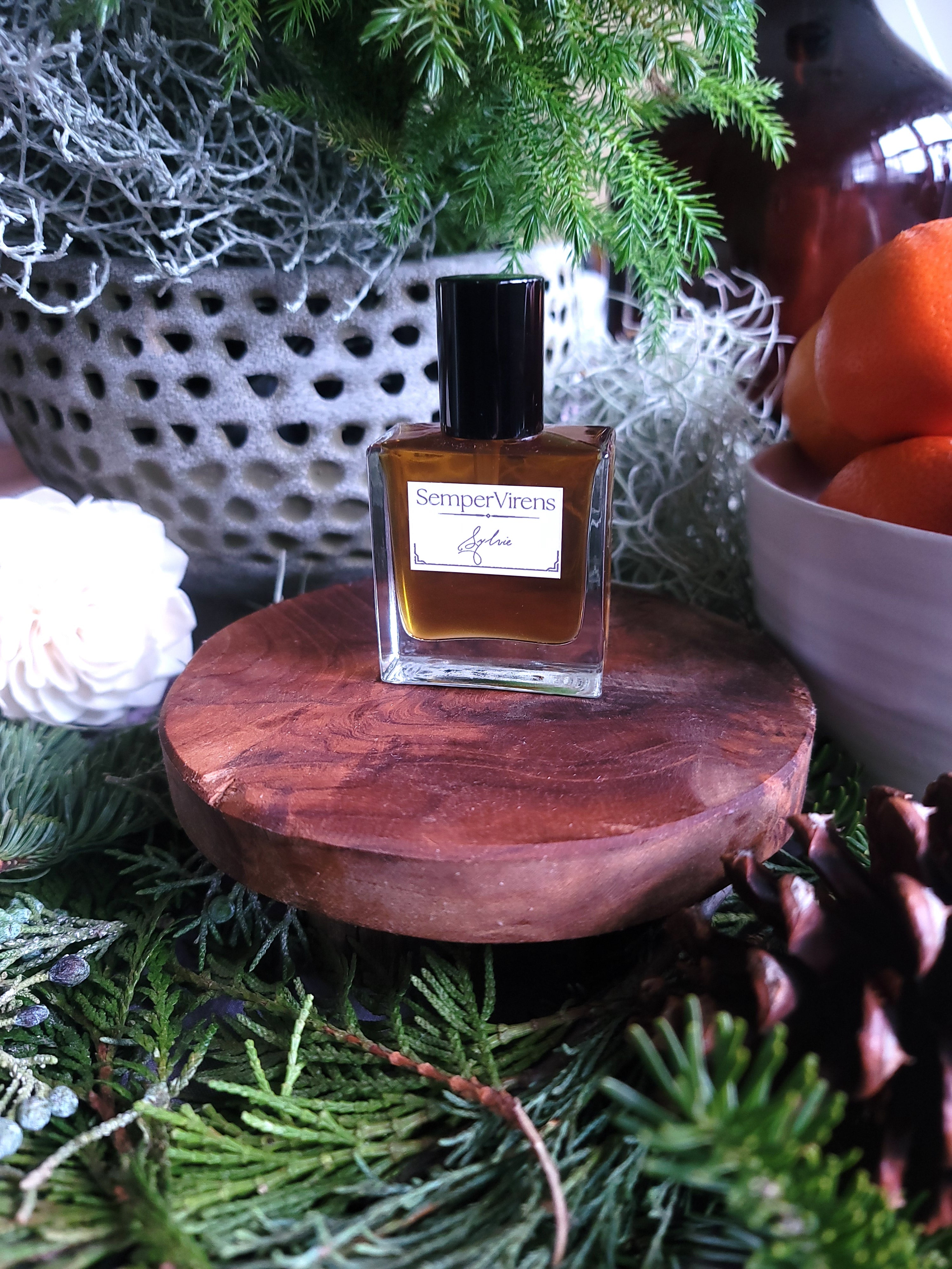 Natural perfume Sylvie with woody and oakmoss accents