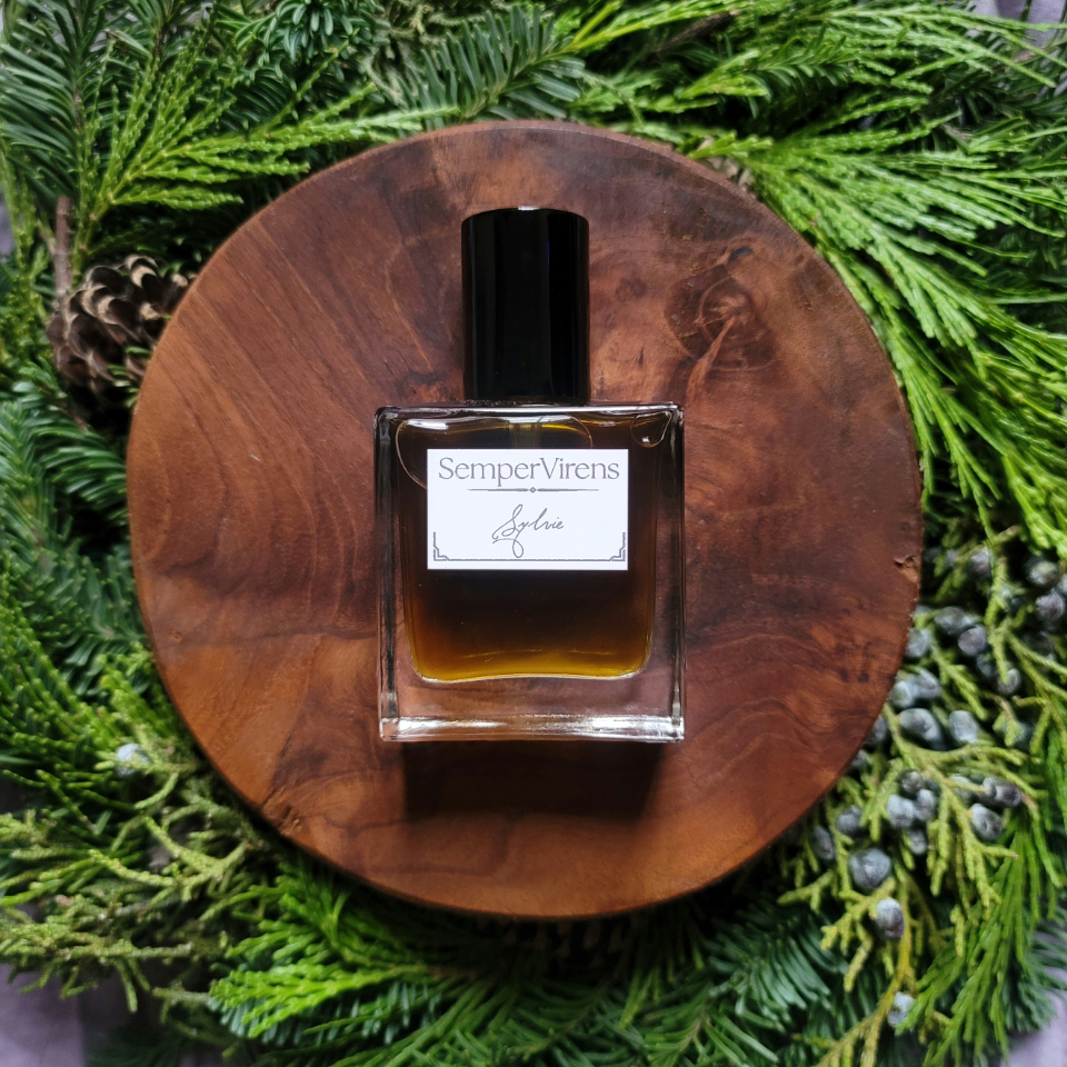 Natural perfume Sylvie with woody and oakmoss accents