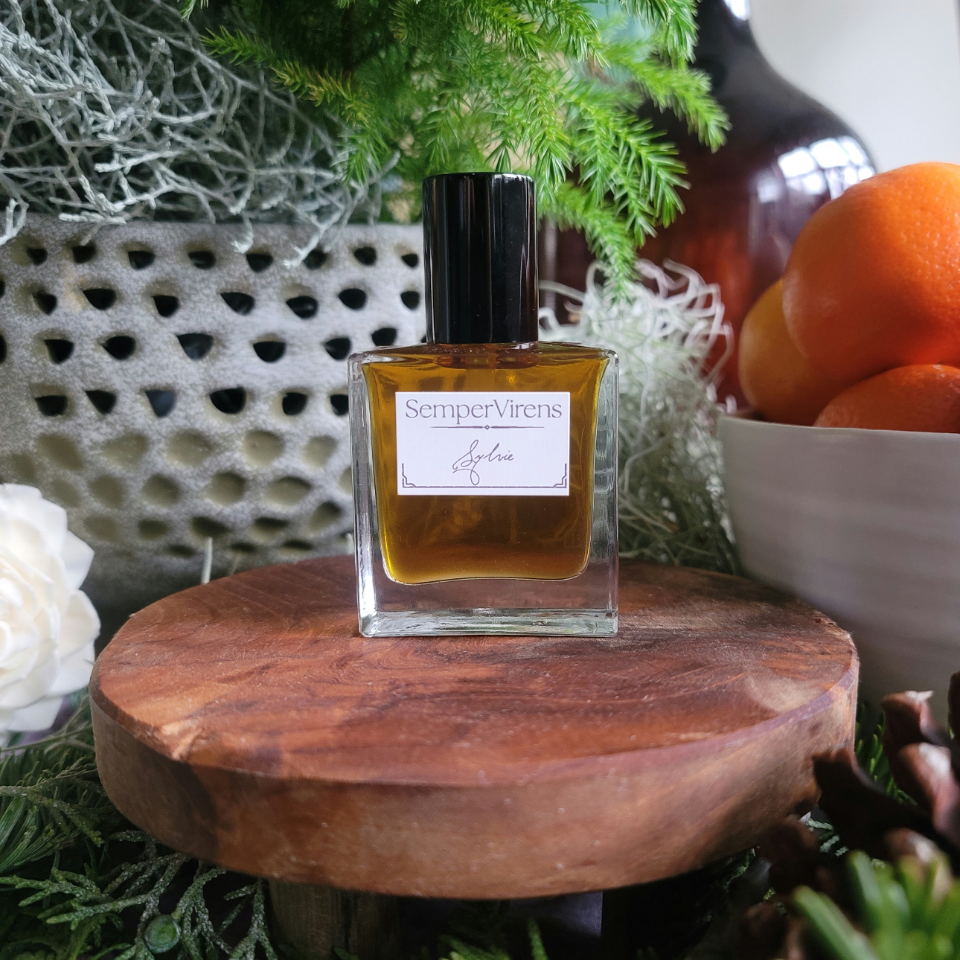 Natural perfume Sylvie with woody and oakmoss accents